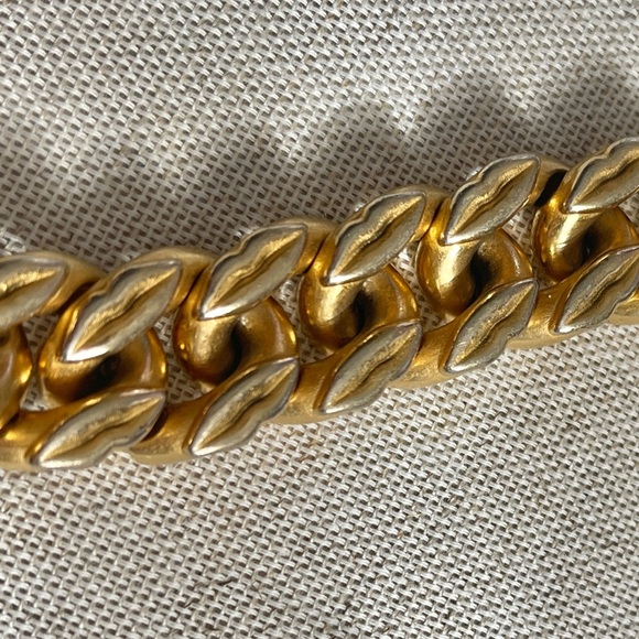 Saint Laurent Gold Kiss Lips Curb Chain Bracelet - Picture 8 of 15